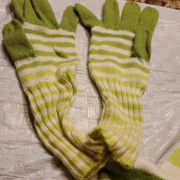 Gloves and Scarf set - Picture 2 of 3